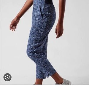 NWT Athleta Brooklyn Ankle Pant Captivate Chrome  Blue Print Size 8